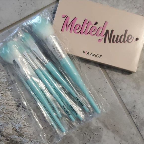 MAANGE Pro 8Pcs Makeup Brushes with 18 Color Matte